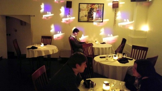 Vakariņas tumsā restorānā Olīve Rīgā